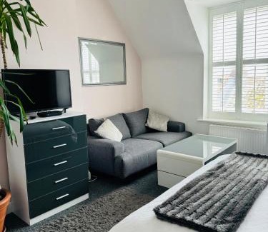 St Leonards-On-Sea Apartment | Penthouse Suite, Sea View, Close to Shops, Beach and Train