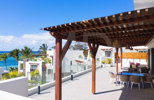 Belle Mare Apartment | Penthouse sur la Plage de Belle Mare , Ascenseur Privé , Belle vue Mer, Piscine