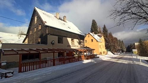 Loucna Pod Klinovcem House | Penzion a restaurace V Háji