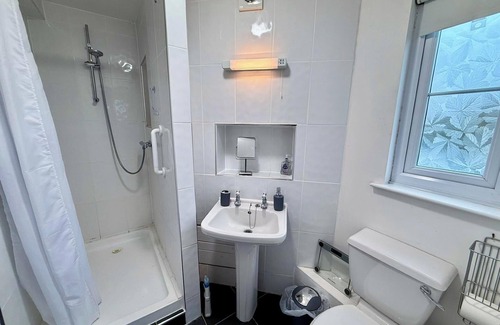 South Cerney Cabin | 'Pepperpot' Lodge on Isis & Windrush Lakes with Great On-site Facilities