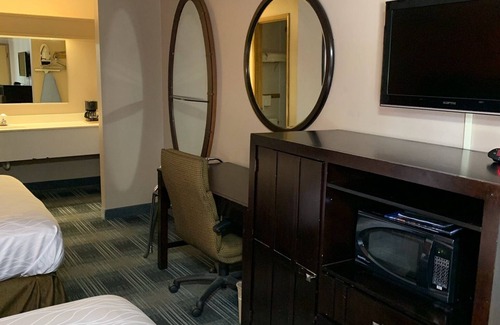 Raleigh West Hotel | PepperTree Inn