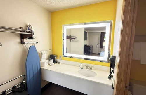 Raleigh West Hotel | PepperTree Inn