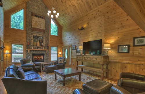 Raccoon Ridge Cabin | Perched near the top of the mountain in the highly sought after Aska Adventure Area, Copper Top offers the ideal setting and amenities for a luxurious mountaintop getaway that you’ll never forget.