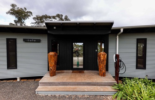 Hepburn Cottage | Perched on an ancient plateau overlooking the entire region