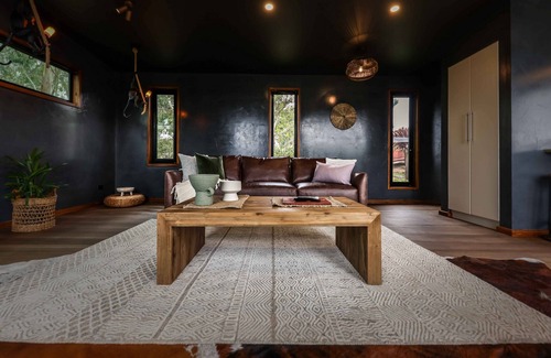 Hepburn Cottage | Perched on an ancient plateau overlooking the entire region