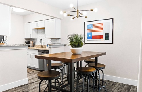 South Arlington Apartment | Perfect Arlington, Stadiums, Six Flags, and World Cup, Free Parking Location