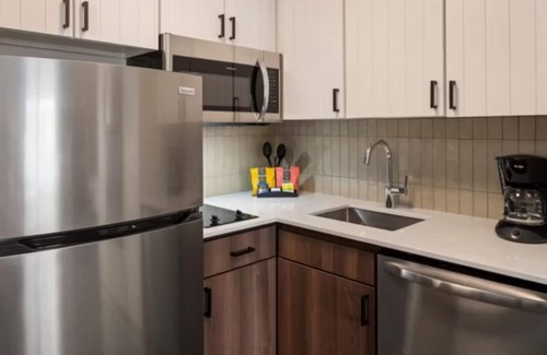 West Bloomington Hotel | Perfect Business Traveler Room with Complimentary Breakfast