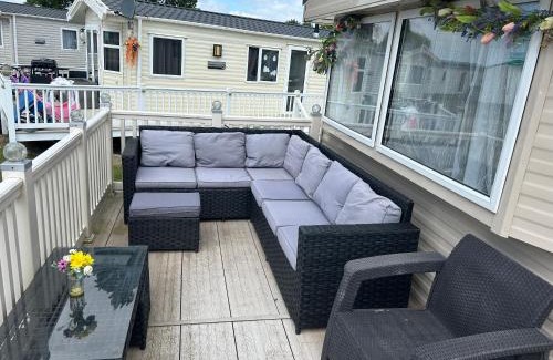 Colchester Resort | Perfect days away - 3 bedroom 1 shower with decking & bedding
