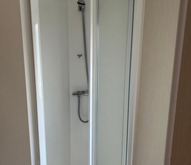 Colchester Resort | Perfect days away - 3 bedroom 1 shower with decking & bedding