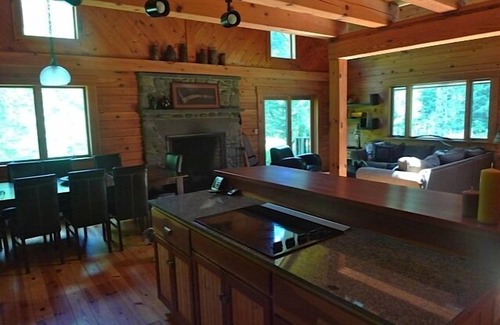 Lake Hill House | Perfect dream log house on creek with waterfalls, shorter stay for friends