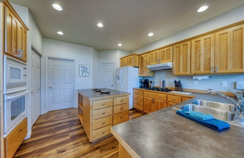 Redmond House | Perfect Family Getaway HotTub - sleeps 10