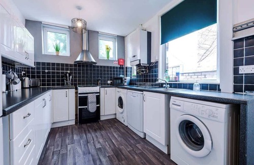 Crewe House | Perfect for business & large groups, sleeps 8!