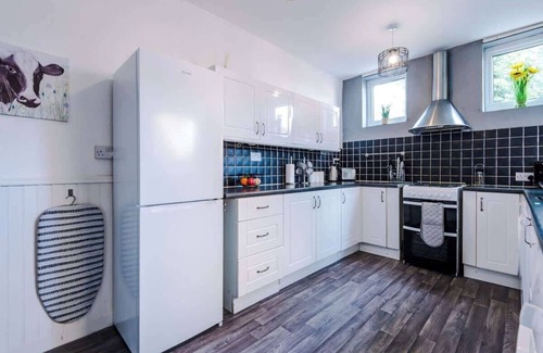 Crewe House | Perfect for business & large groups, sleeps 8!