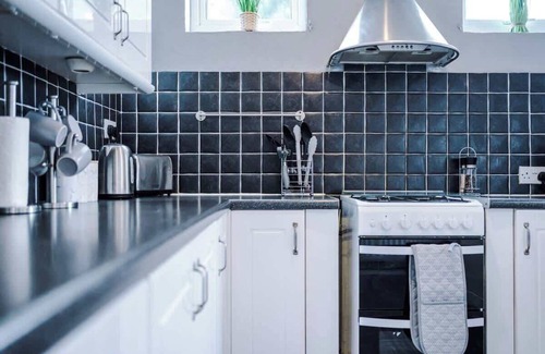 Crewe House | Perfect for business & large groups, sleeps 8!