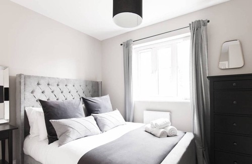 Smethwick House | PERFECT FOR CONTRACTORS! - NEXT TO BIRMINGHAM CITY CENTRE - EXQUISITELY BUILT 3-