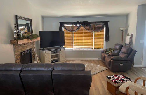 Oshkosh House | Perfect for E.A.A. 4 Bedroom with pool