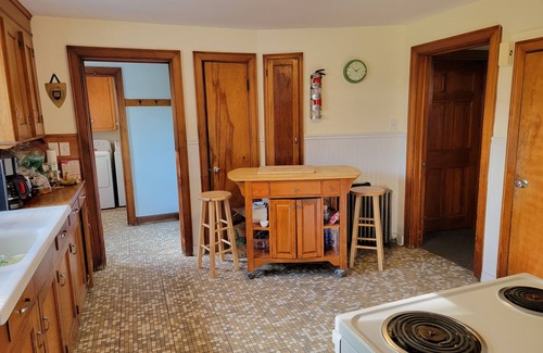 Westerly Cottage | Perfect for Fall. Tidy, quiet house w/Porch. Sleeps 7