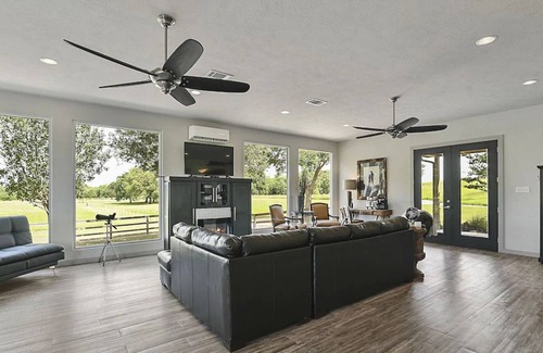 Navasota House | Perfect for Game Day, Family Get Aways and Fishing. 15-20 Minutes to Kyle Field!