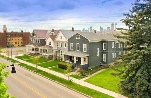 Downtown Niagara Falls House | Perfect for Groups | 10BR Sleeps 26 by Falls & Fun