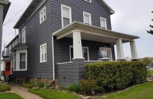 Downtown Niagara Falls House | Perfect for Groups | 10BR Sleeps 26 by Falls & Fun