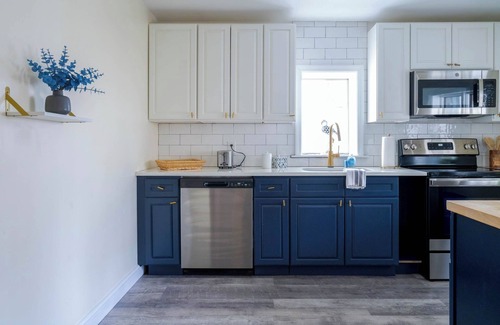 Yachting Village Apartment | Perfect for Large Groups, Downtown Newport 5 bed!