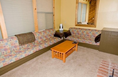 Mammoth Lakes Condo | Perfect for Skiers, Hikers, Fly Fishers, Couples, and You.nTOML-CPAN-16309