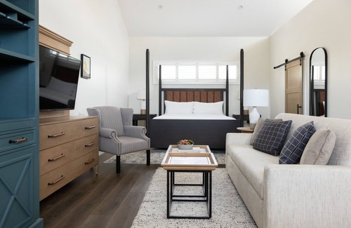 Midway Hotel | Perfect for Unforgettable Stays! Relaxing Unit w/Pool and Majestic Outdoors!