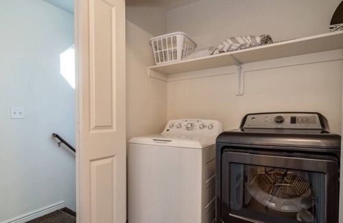Layton House | Perfect for vacation! Sleeps 10, Large yard