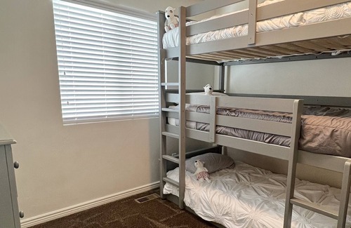 Layton House | Perfect for vacations! Sleeps 9, Large yard
