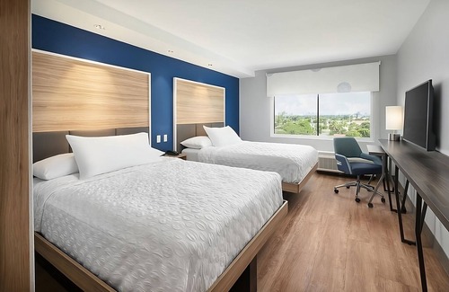 Dania Beach Hotel | Perfect Getaway! 2 Stunning Units with Free Breakfast, Near Cozy Cove Marina!