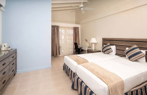 Dover Hotel | Perfect Getaway! 3 Relaxing Units w/Balcony | Steps Away from Dover Beach