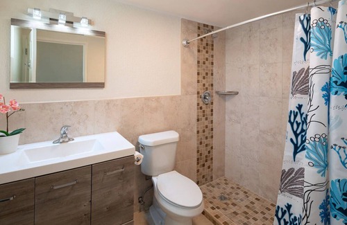 Dover Hotel | Perfect Getaway! 3 Relaxing Units w/Balcony | Steps Away from Dover Beach