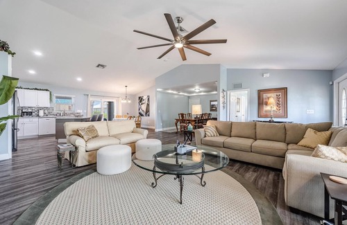Pelican House | Perfect Getaway, Winter or any time, Sunny, Clean, Spacious & Ideally Located!