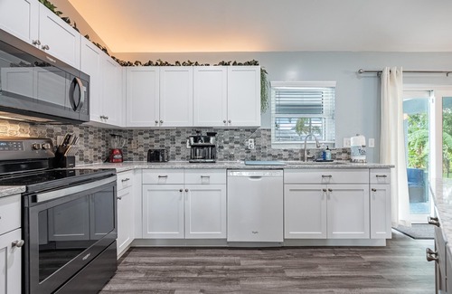 Pelican House | Perfect Getaway, Winter or any time, Sunny, Clean, Spacious & Ideally Located!