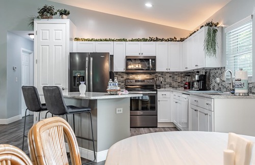 Pelican House | Perfect Getaway, Winter or any time, Sunny, Clean, Spacious & Ideally Located!
