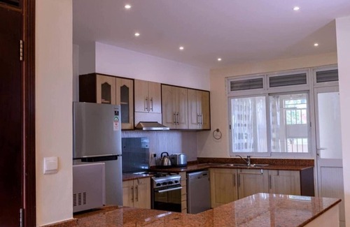 Kampala Apartment | Perfect Lakeview Escape with Pool+Gym+Sauna & Lift