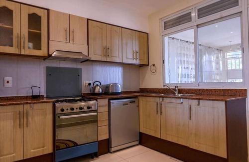 Kampala Apartment | Perfect Lakeview Escape with Pool+Gym+Sauna & Lift