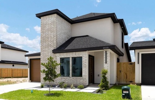 Palmhurst House | Perfect location 3-bedroom house with AC in charming Mission. Gated Community.
