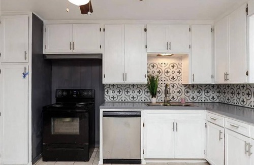 Del Mar House | Perfect Location! 1/2 block from Ocean Dr & the beach.