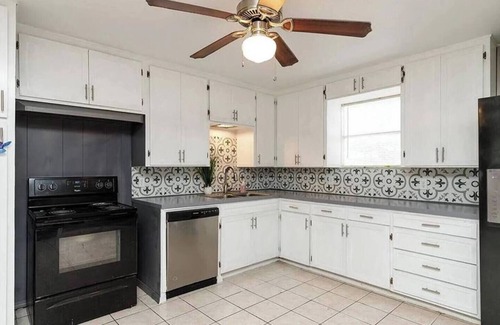 Del Mar House | Perfect Location! 1/2 block from Ocean Dr & the beach.