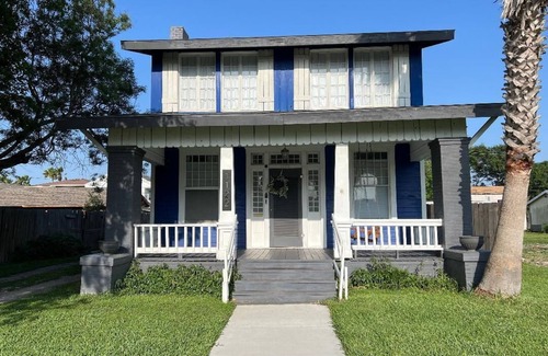 Del Mar House | Perfect Location! 1/2 block from Ocean Dr & the beach.