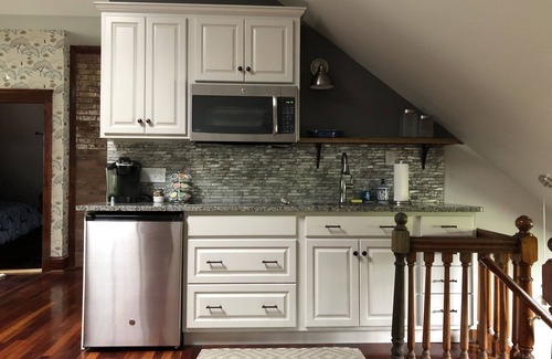 Top of the Hill Apartment | Perfect Location, Walk to Harbor or Downtown