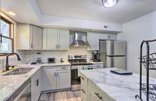 Bedford Condo | Perfect Mix of Work & Play—3BR Retreat Near State Parks