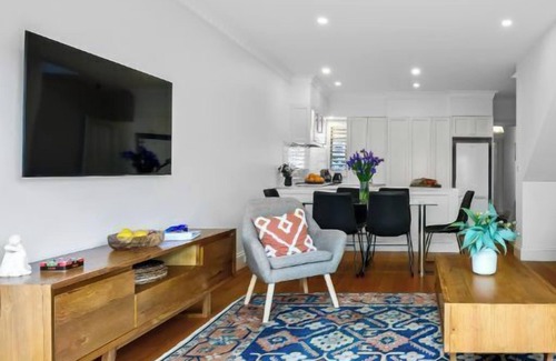 Albert Park Apartment | Perfect Page St. A+ Home. 3Bed, 2.5Bath. Sleeps 6