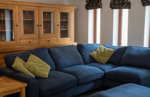 Whitchurch House | Perfect Retreat With Parking Garden & Great Views