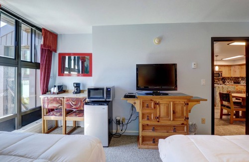 Copper Mountain Village Hotel | Perfect Ski-In/Ski-Out Hotel Room, Steps to American E Chairlifts, Hot Tub