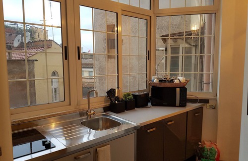 Rione III Colonna Apartment | Perfect Spanish Steps Light-Filled Charm, Great Area-Washer-AC-Lift-Free WiFi