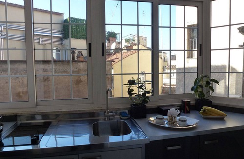 Rione III Colonna Apartment | Perfect Spanish Steps Light-Filled Charm, Great Area-Washer-AC-Lift-Free WiFi