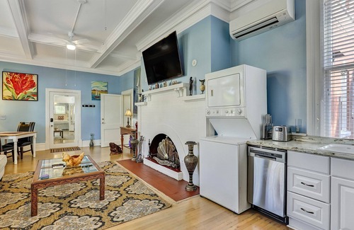 Thomas Square Apartment | Perfect Starland 3 Bedroom, Heated Pool Access