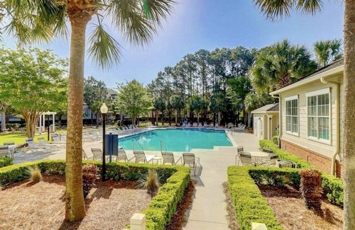 Mount Pleasant Condo | Perfectly located 2 bedroom condo at Seaside Farms
